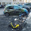 Cassonetti a fuoco nella notte a Bari, danni ad un'auto