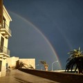 Bari baciata dall'arcobaleno, lo spettacolo sul lungomare