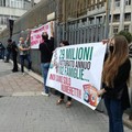 Sala bingo Ambassador Bari a rischio chiusura, i lavoratori protestano davanti al Tribunale