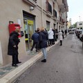 Bari, file fuori dall'ufficio postale: «Chiediamo una soluzione»