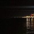 La luna rossa illumina il mare di Bari