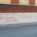 Muri imbrattati a Bari, spuntano scritte No Vax sull'AncheCinema