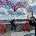 San Valentino social, a Bari un cuore luminoso per le foto di coppia