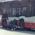 Investito mentre prende l'autobus, pedone in codice giallo in ospedale