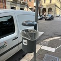 Nuovi cestini gettacarte, installazione in via Manzoni