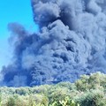 Incendio alla zona industriale Bari-Modugno, fumo nero e aria irrespirabile