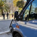Nudo lanciava uova e sputava ai turisti in stato di alterazione: straniero bloccato in via Sparano