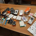 Vende abusivamente prodotti per cellulari, scattano sequestro e multa da 5mila euro