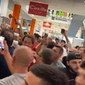 Cagliari-Bari, la festa dei tifosi all'aeroporto per il ritorno dei biancorossi