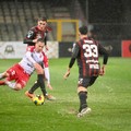 Euro goal di Mallamo, il Bari acchiappa il pareggio a Foggia: 2-2 nel pantano dello Zaccheria