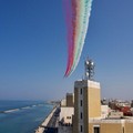 Le frecce tricolori sorvolano Bari, lo show sul lungomare