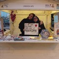 Torre Quetta: abbracci gratuiti con l'iniziativa  "Let me love you, free hugs in riva al mare”