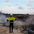 Altro weekend di fuoco a Bari, bruciano rifiuti nella zona industriale