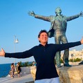 Gianni Morandi torna in Puglia, la foto a Polignano con la statua di Modugno