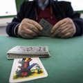 Provincia di Bari, giocano a carte in 15 in un circolo, multati