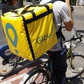 Rider picchiato a Bari, Glovo: «Servizio temporaneamente sospeso al San Paolo»