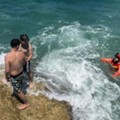 Mare agitato, due ragazzi salvati sugli scogli a Torre a Mare