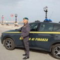 Si finge finanziere e vende gadget artefatti: denunciato a Bari un 54enne