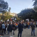 Piazza Umberto a Bari si colora di arcobaleno per dire che: «L'omofobia è un crimine di odio»