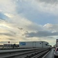 Camion di traverso sulla SS100, traffico bloccato verso Bari