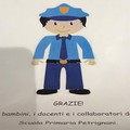 Gino  "vigile " in pensione dopo 44 anni, il saluto dei bimbi della scuola Petrignani a Bari