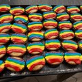 La Puglia a New York con il pasticciotto Rainbow, in onore ai moti di Stonewall