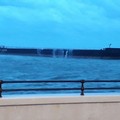 Maltempo su Bari, si incaglia un pontone a San Giorgio