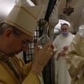 Si rinnova il miracolo di San Nicola a Bari, prelevata la Santa Manna