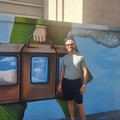 Inaugurato “Il Viaggiatore”: il murales che adorna il muro della stazione in via Capruzzi