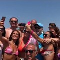 Vasco Rossi in Puglia per le vacanze. Bagno di folla a Castellaneta Marina