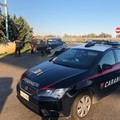 Bari, fuggono all'alt dei carabinieri e si schiantano contro un guard rail