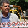 Giornata contro il fumo, Carrieri incolla 100 adesivi in parchi e giardini
