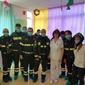 Vigili del fuoco in azione al Policlinico, ma consegnano le calze della Befana