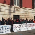 Bari, protesta dei pescatori in piazza Prefettura