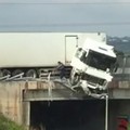 Monopoli, tir in bilico sul ponte. In un video l'uscita dell'autista dal mezzo