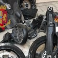 Pezzi di auto e moto rubate in un box a Bari, indaga la polizia