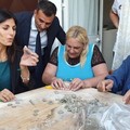 Virginia Raggi a scuola di orecchiette a Bari Vecchia