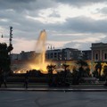 Bari, la fontana di piazza Moro si accende d'oro