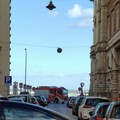 Il vento continua a fare danni, lampada pericolante in via Spalato