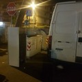 In trasferta a Bari per abbandonare un frigo in strada, multato