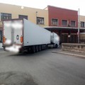 Bari, camion si incastra davanti all'ex cinema Royal, traffico bloccato