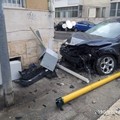 Bari, auto abbatte un semaforo a Japigia