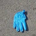Incivili nonostante il COVID-19 a Bari, guanti e mascherine gettati ovunque