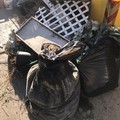 Abbandona rifiuti in strada a Bari, multato