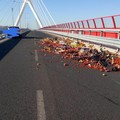 Scontro sul ponte Adriatico, frutta a terra e strada chiusa