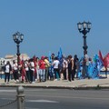 Ex Auchan, la rabbia dei dipendenti in sit-in a Bari, in 100 sono di troppo?