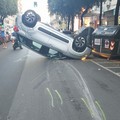 Incidente in centro a Bari, auto si ribalta in corso Cavour