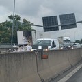 Camion contro il guardrail sulla SS100, code in entrambe le direzioni