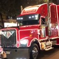 Bari, l'iconico truck della Coca Cola per le strade del centro