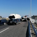 Scontro tra un Tir e due auto sulla SS16 di Bari, due feriti